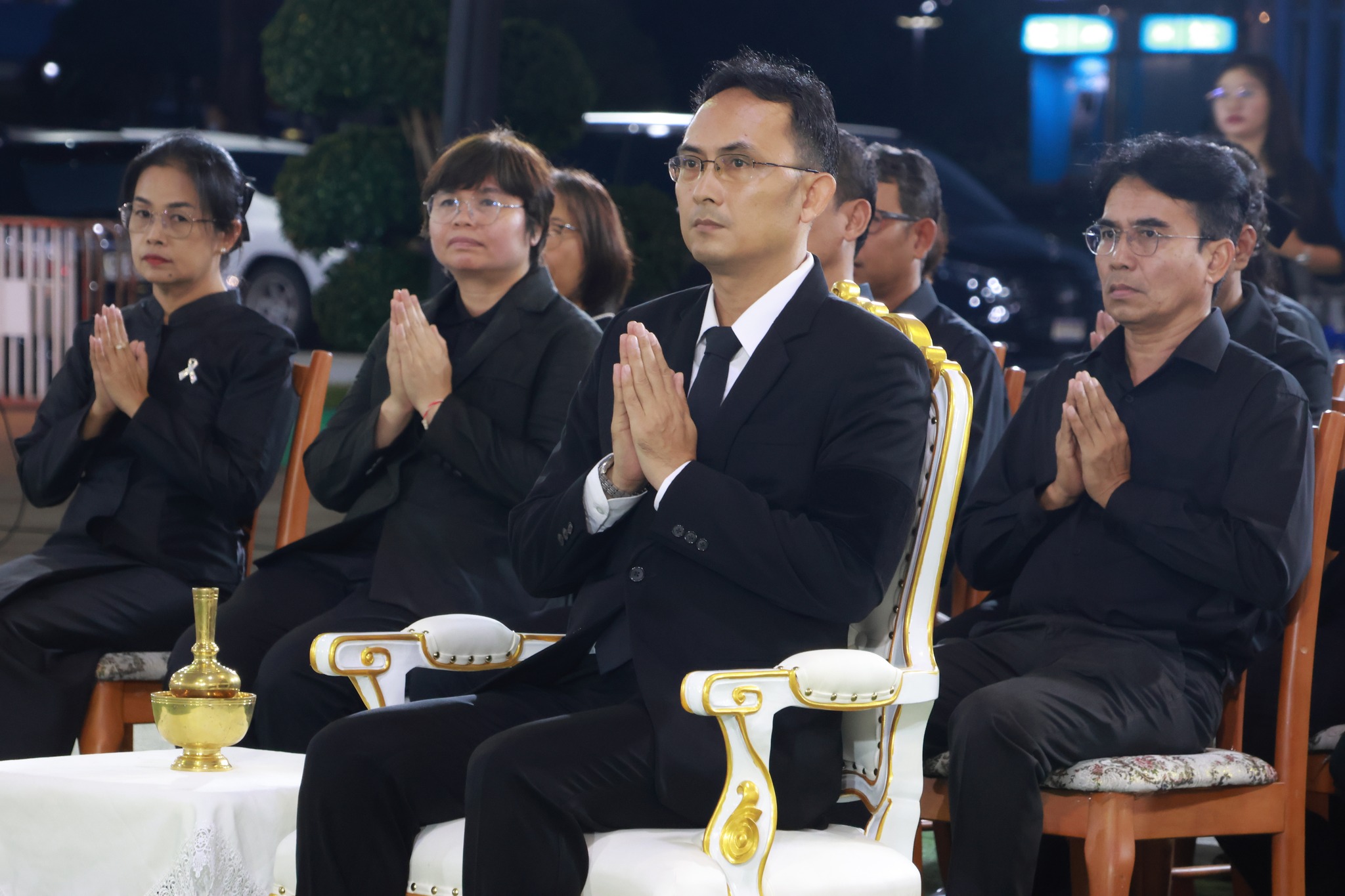 title - นายนิกร ไพริน ปฏิรูปที่ดินจังหวัดชุมพร พร้อมด้วยข้าราชการและเจ้าหน้าที่ สำนักงานการปฏิรูปที่ดินจังหวัดชุมพร ร่วมเป็นเจ้าภาพในพิธีสวดพระอภิธรรมเพื่อถวายเป็นพระราชกุศลแด่ สมเด็จพระนางเจ้าสิริกิติ์ พระบรมราชินีนาถ พระบรมราชชนนีพันปีหลวง 